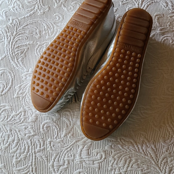 Minnetonka silver metallic moccasin - Picture 4 of 5